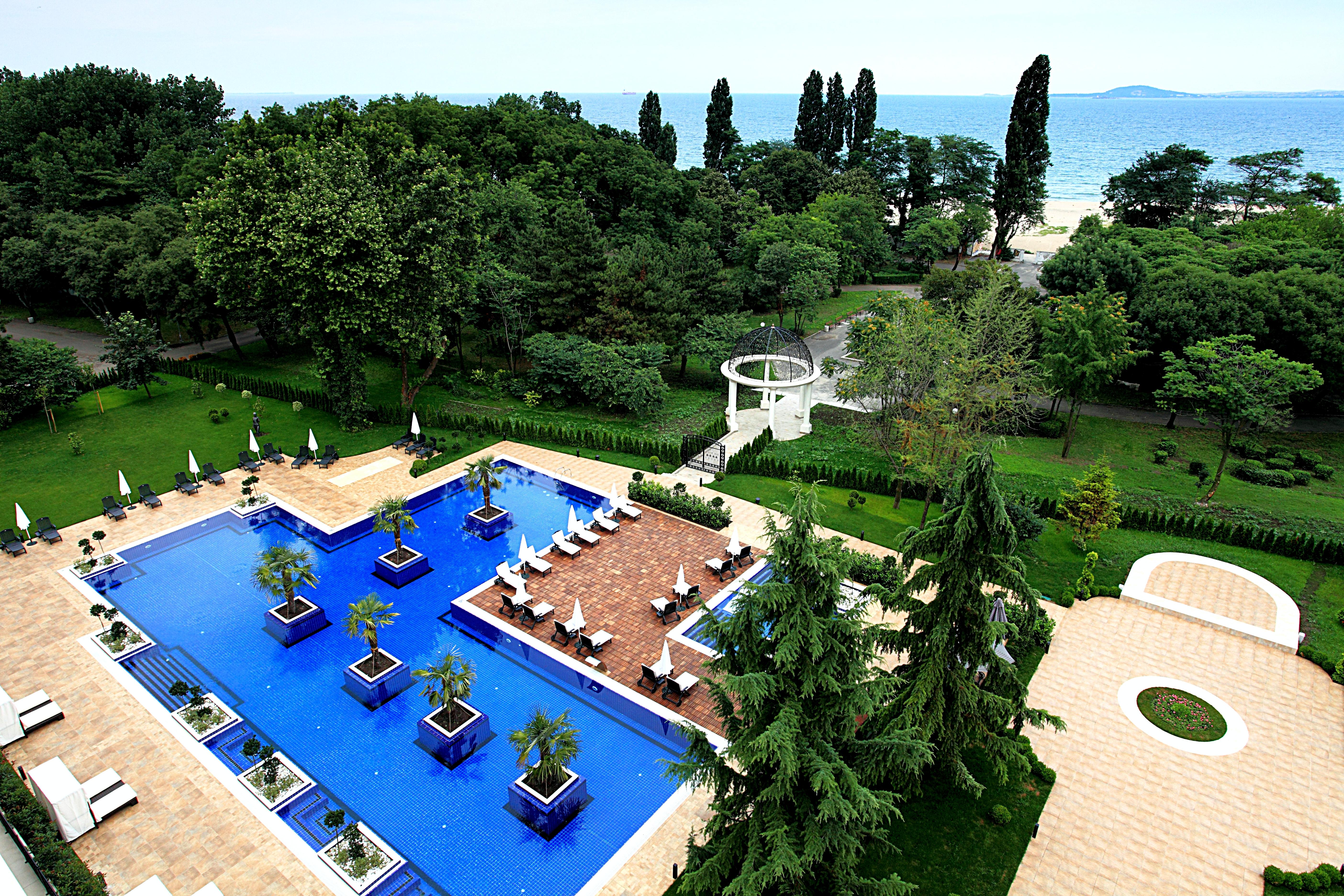 Primoretz Grand Hotel & Spa Burgaz Dış mekan fotoğraf The swimming pool at the hotel